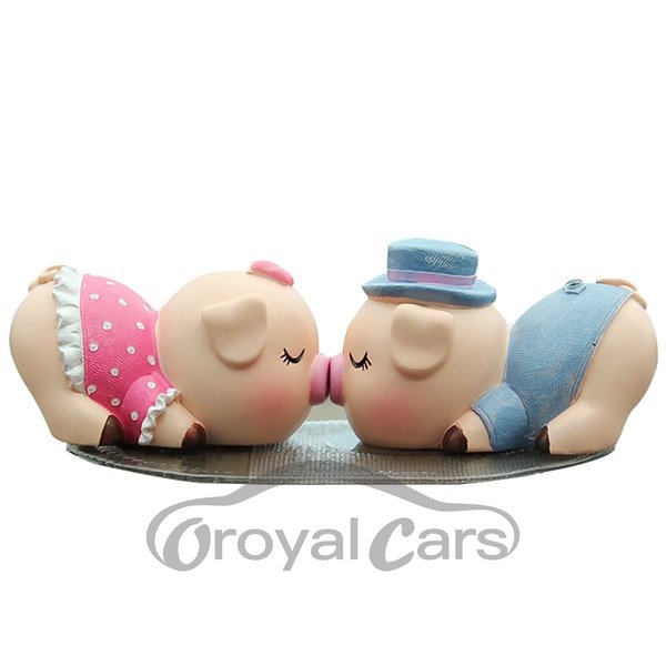 Äußerst niedliches Autodekor mit küssenden Schweinchen aus Kunstharz